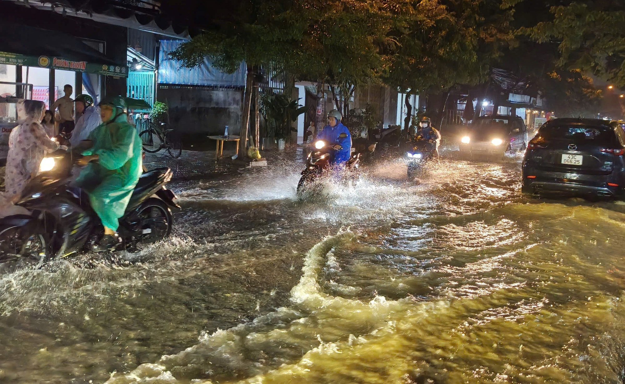 Mưa lớn ở Đ&agrave; Nẵng g&acirc;y ngập cục bộ một số tuyến đường, nhiều người b&igrave; b&otilde;m dắt xe- Ảnh 2.