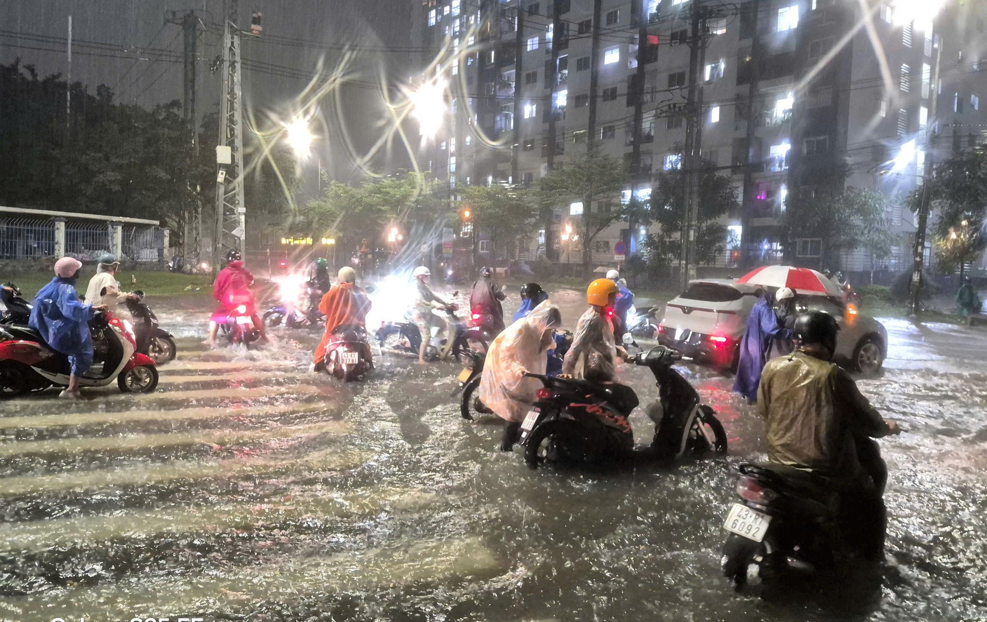 Mưa lớn ở Đ&agrave; Nẵng g&acirc;y ngập cục bộ một số tuyến đường, nhiều người b&igrave; b&otilde;m dắt xe- Ảnh 4.