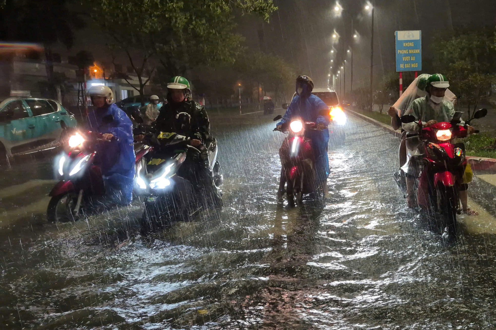 Mưa lớn ở Đ&agrave; Nẵng g&acirc;y ngập cục bộ một số tuyến đường, nhiều người b&igrave; b&otilde;m dắt xe- Ảnh 3.
