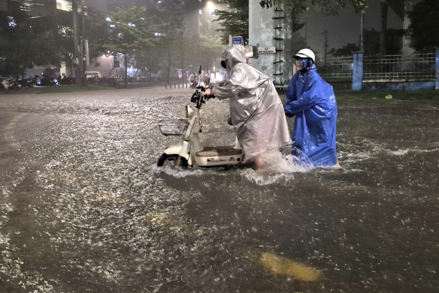Mưa lớn ở Đ&agrave; Nẵng g&acirc;y ngập cục bộ một số tuyến đường, nhiều người b&igrave; b&otilde;m dắt xe- Ảnh 7.