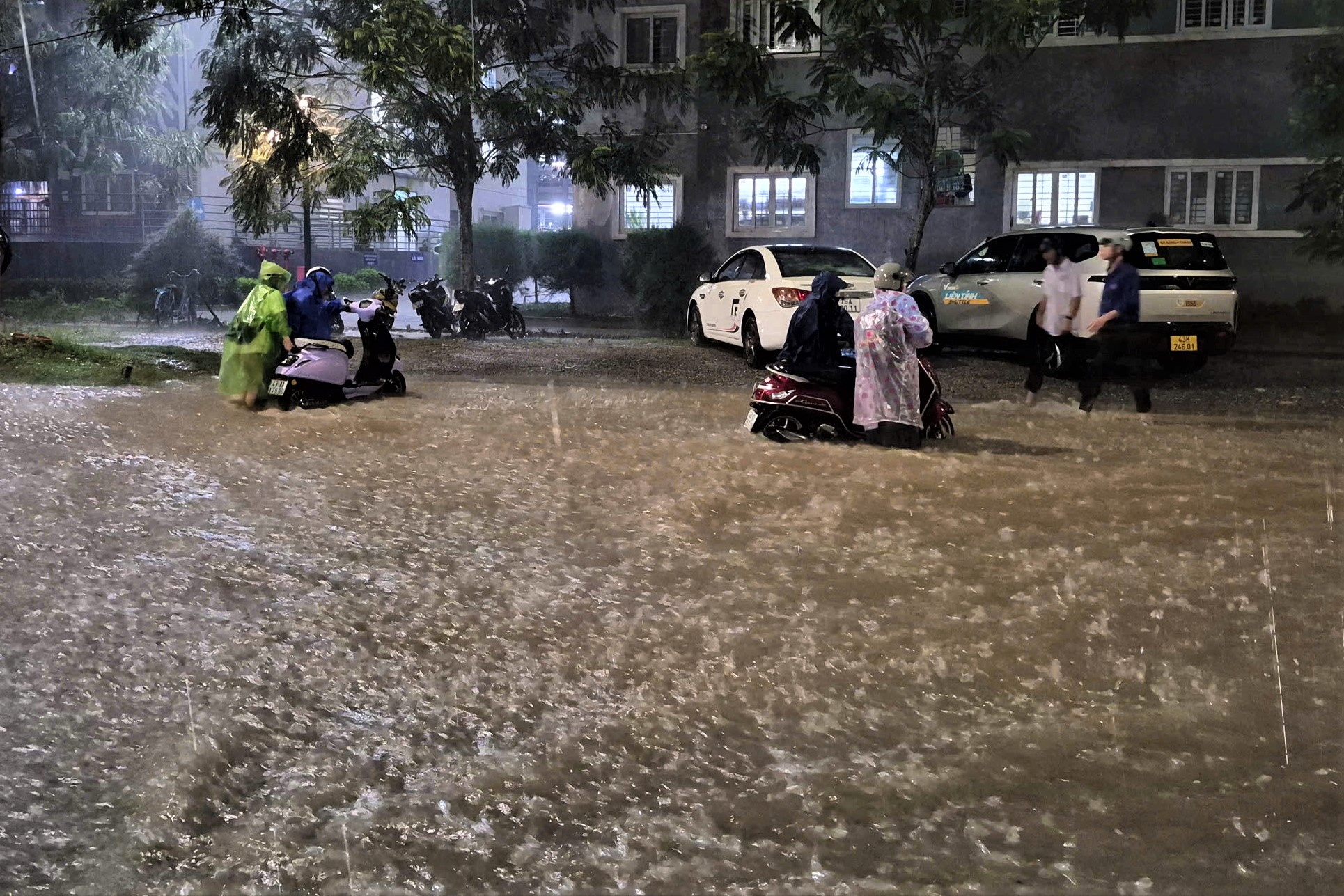 Mưa lớn ở Đ&agrave; Nẵng g&acirc;y ngập cục bộ một số tuyến đường, nhiều người b&igrave; b&otilde;m dắt xe- Ảnh 6.