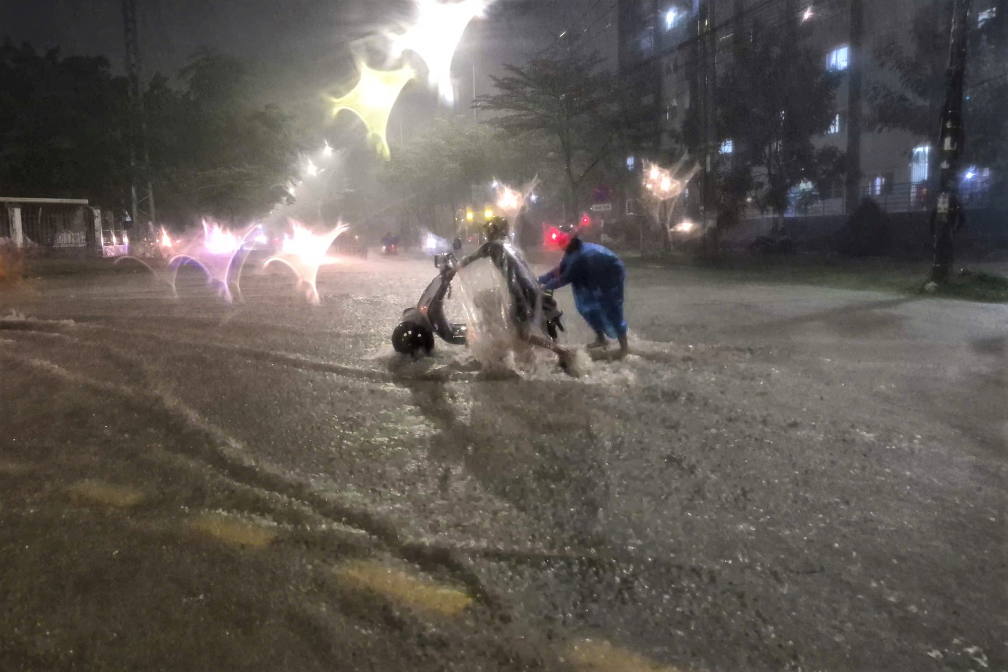 Mưa lớn ở Đ&agrave; Nẵng g&acirc;y ngập cục bộ một số tuyến đường, nhiều người b&igrave; b&otilde;m dắt xe- Ảnh 5.