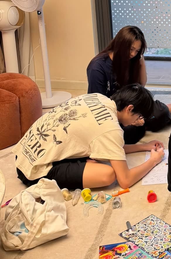Cường Đ&ocirc; La khoe ảnh gia đ&igrave;nh, c&ocirc; g&aacute;i lạ mặt ngồi cạnh Subeo th&agrave;nh t&acirc;m điểm- Ảnh 2.