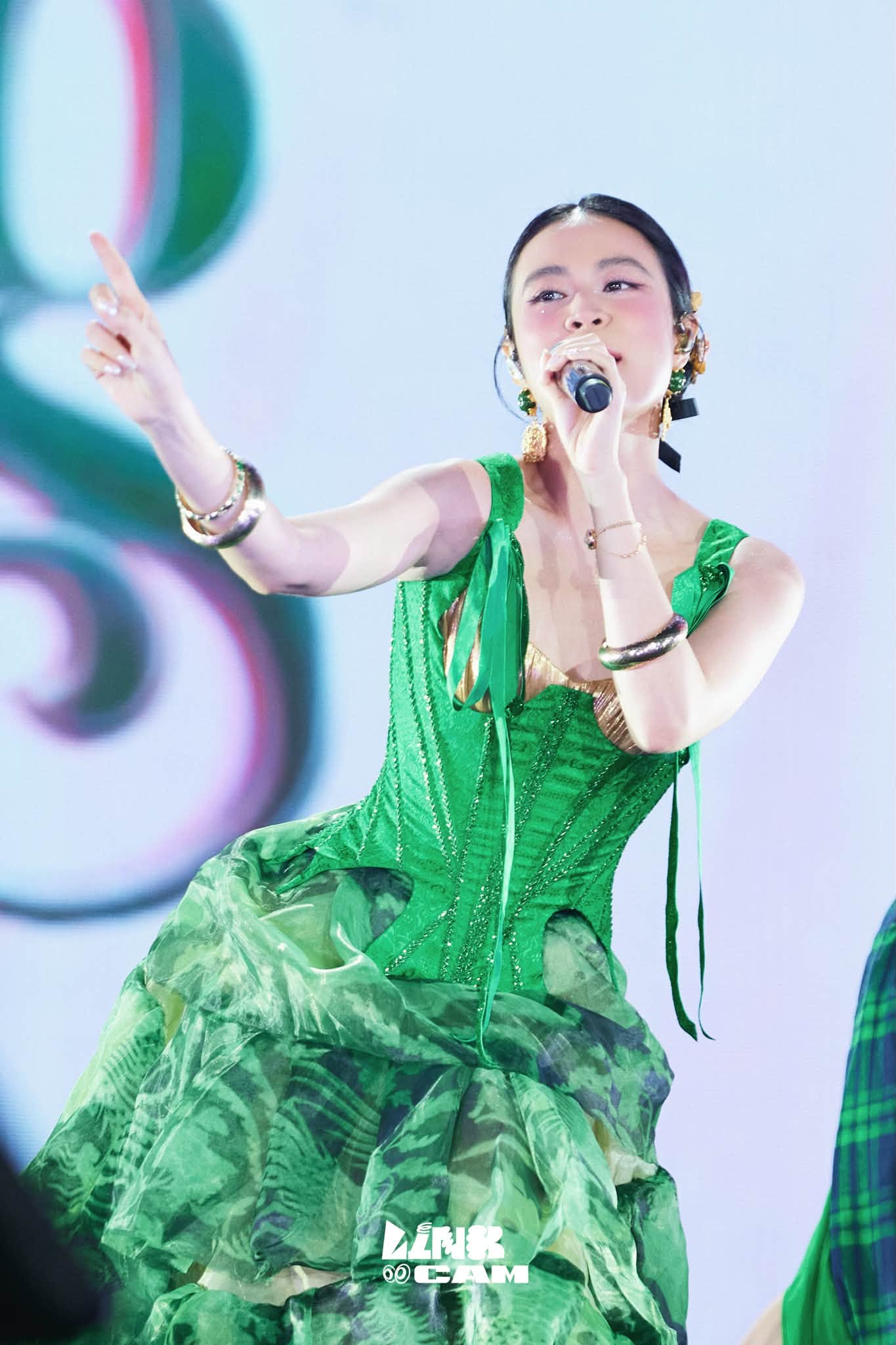 Kh&ocirc;ng tin nổi nhan sắc 38 tuổi của Ho&agrave;ng Thuỳ Linh- Ảnh 3.