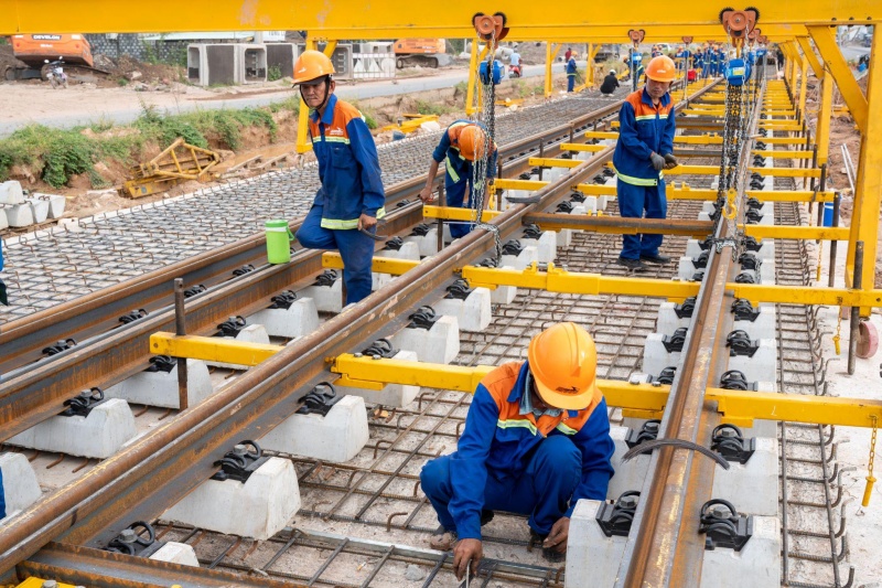 2.850 thanh ray đang được tăng tốc lắp đặt tr&ecirc;n tuyến LRT đầu ti&ecirc;n tại Việt Nam ở Ph&uacute; Quốc- Ảnh 2.