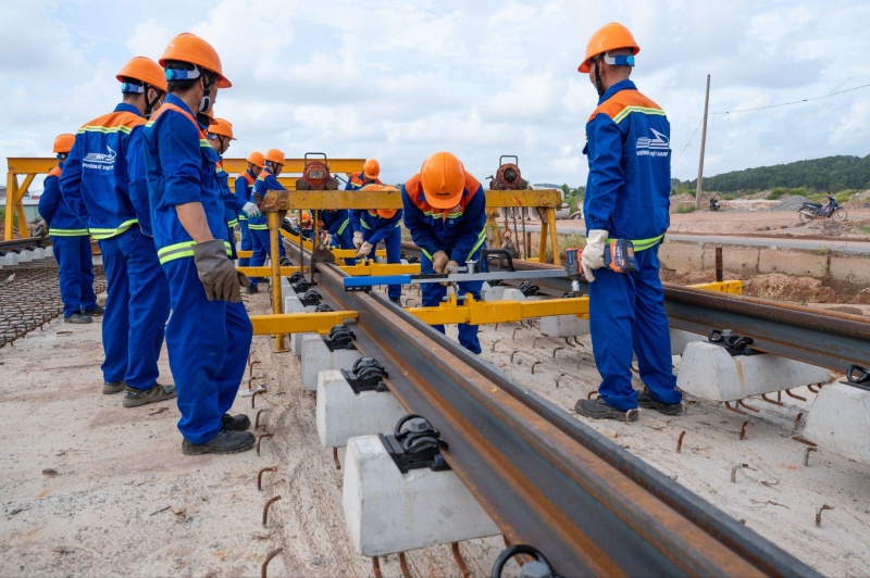 2.850 thanh ray đang được tăng tốc lắp đặt tr&ecirc;n tuyến LRT đầu ti&ecirc;n tại Việt Nam ở Ph&uacute; Quốc- Ảnh 4.