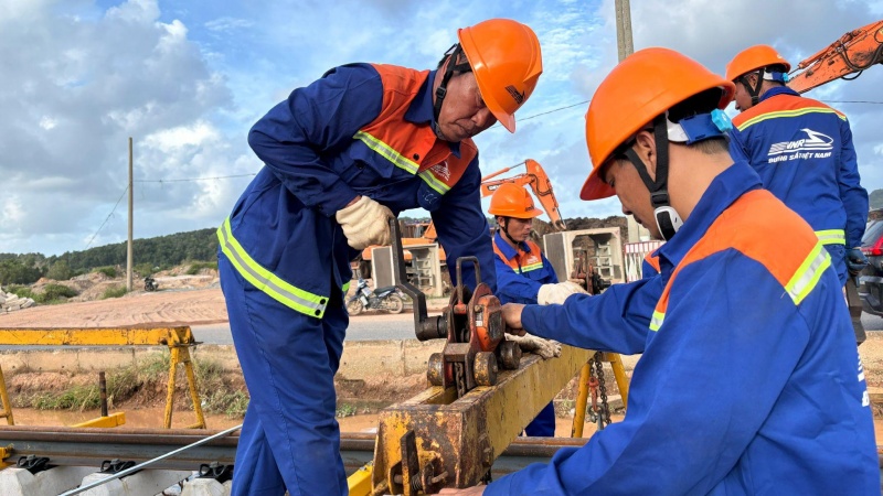 2.850 thanh ray đang được tăng tốc lắp đặt tr&ecirc;n tuyến LRT đầu ti&ecirc;n tại Việt Nam ở Ph&uacute; Quốc- Ảnh 3.