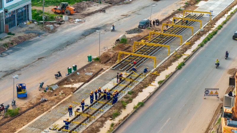 2.850 thanh ray đang được tăng tốc lắp đặt tr&ecirc;n tuyến LRT đầu ti&ecirc;n tại Việt Nam ở Ph&uacute; Quốc- Ảnh 1.