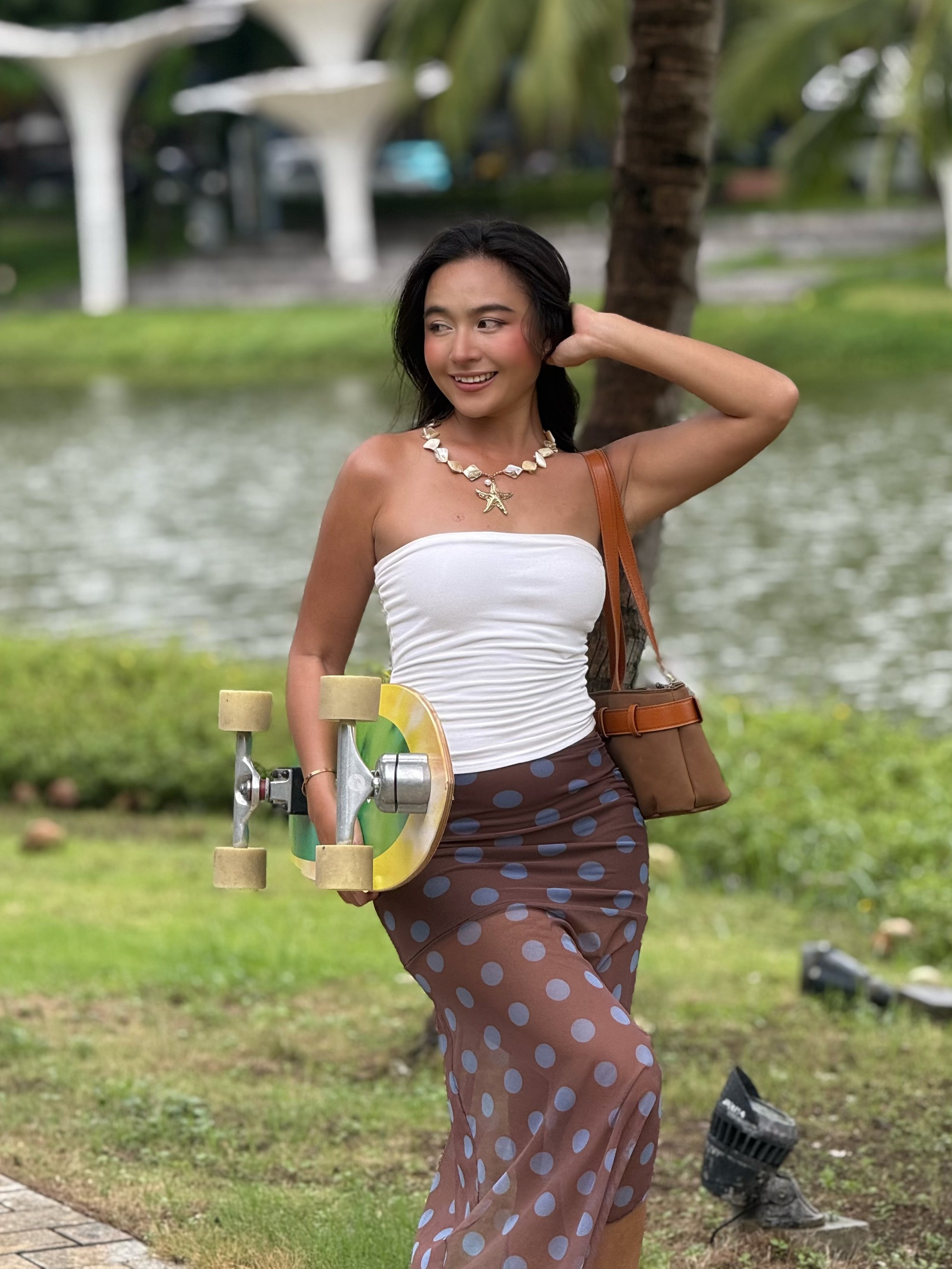 Cô gái ở TP.HCM dùng ván trượt đi chợ, ai gặp cũng ngoái nhìn: “Cuộc sống của mình gói trong 3 chữ” - Ảnh 1.