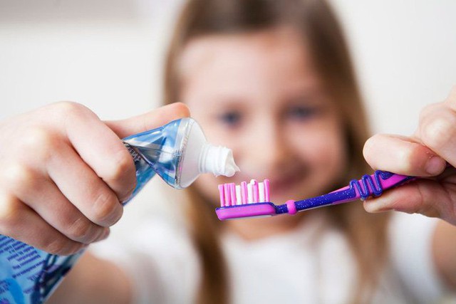 Lời khuyên khi chọn kem đánh răng: Cả nhà dùng chung một loại liệu có phù hợp?- Ảnh 1.