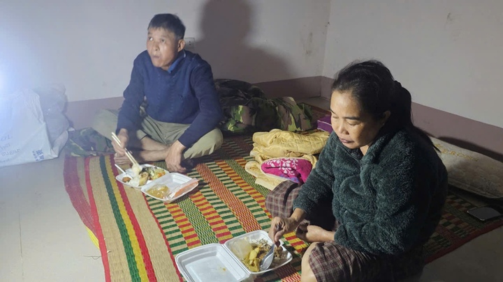 Phố n&uacute;i Quảng Trị vẫn ngập s&acirc;u, bộ đội vượt lũ mang cơm cho d&acirc;n trong đ&ecirc;m- Ảnh 4.