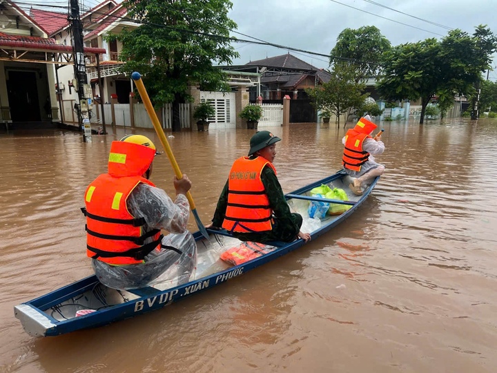 Phố n&uacute;i Quảng Trị vẫn ngập s&acirc;u, bộ đội vượt lũ mang cơm cho d&acirc;n trong đ&ecirc;m- Ảnh 6.