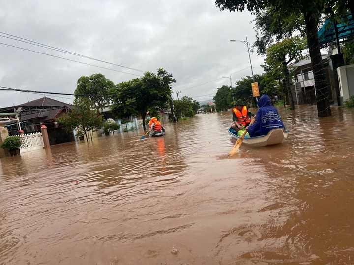 Phố n&uacute;i Quảng Trị vẫn ngập s&acirc;u, bộ đội vượt lũ mang cơm cho d&acirc;n trong đ&ecirc;m- Ảnh 8.
