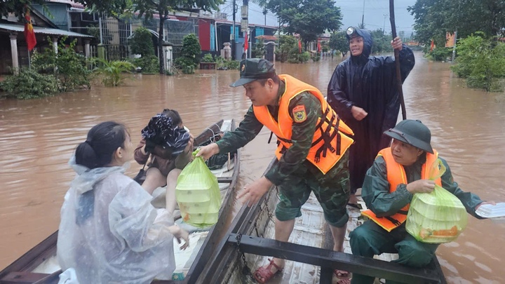 Phố n&uacute;i Quảng Trị vẫn ngập s&acirc;u, bộ đội vượt lũ mang cơm cho d&acirc;n trong đ&ecirc;m- Ảnh 7.