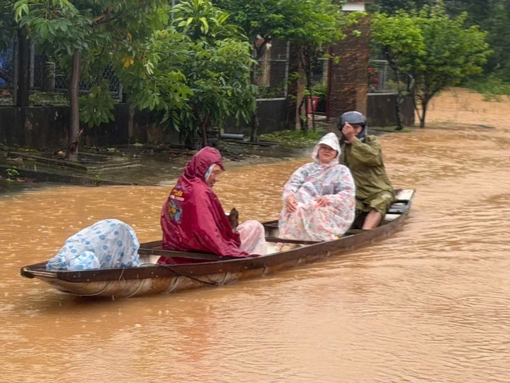 Phố n&uacute;i Quảng Trị vẫn ngập s&acirc;u, bộ đội vượt lũ mang cơm cho d&acirc;n trong đ&ecirc;m- Ảnh 10.
