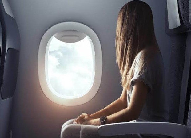 Người phụ nữ 30 tuổi tử vong sau khi xuống m&aacute;y bay, b&aacute;c sĩ cảnh b&aacute;o "chớ ngồi kiểu n&agrave;y"- Ảnh 1.