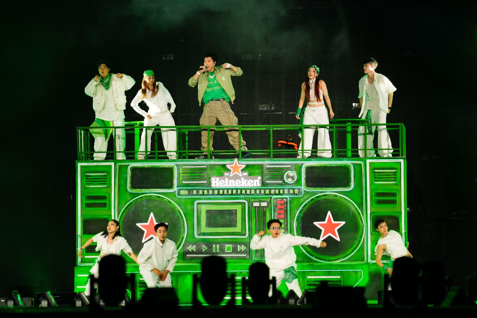 Charlie Puth: &ldquo;Kh&ocirc;ng kh&iacute; tại The World of Heineken&reg; tối nay thật sự b&ugrave;ng nổ. Việt Nam, cảm ơn c&aacute;c bạn v&igrave; một đ&ecirc;m tuyệt vời!&rdquo; - Ảnh 4.