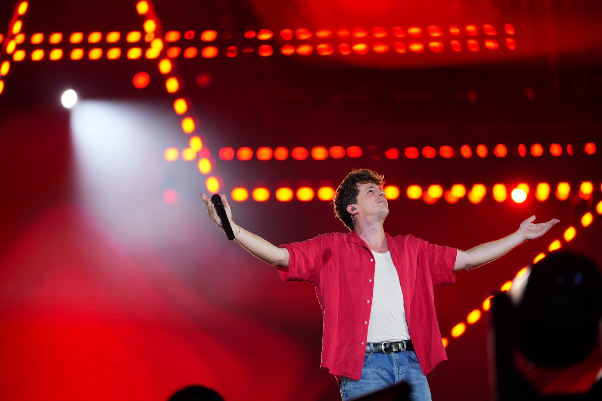 Charlie Puth: &ldquo;Kh&ocirc;ng kh&iacute; tại The World of Heineken&reg; tối nay thật sự b&ugrave;ng nổ. Việt Nam, cảm ơn c&aacute;c bạn v&igrave; một đ&ecirc;m tuyệt vời!&rdquo; - Ảnh 5.