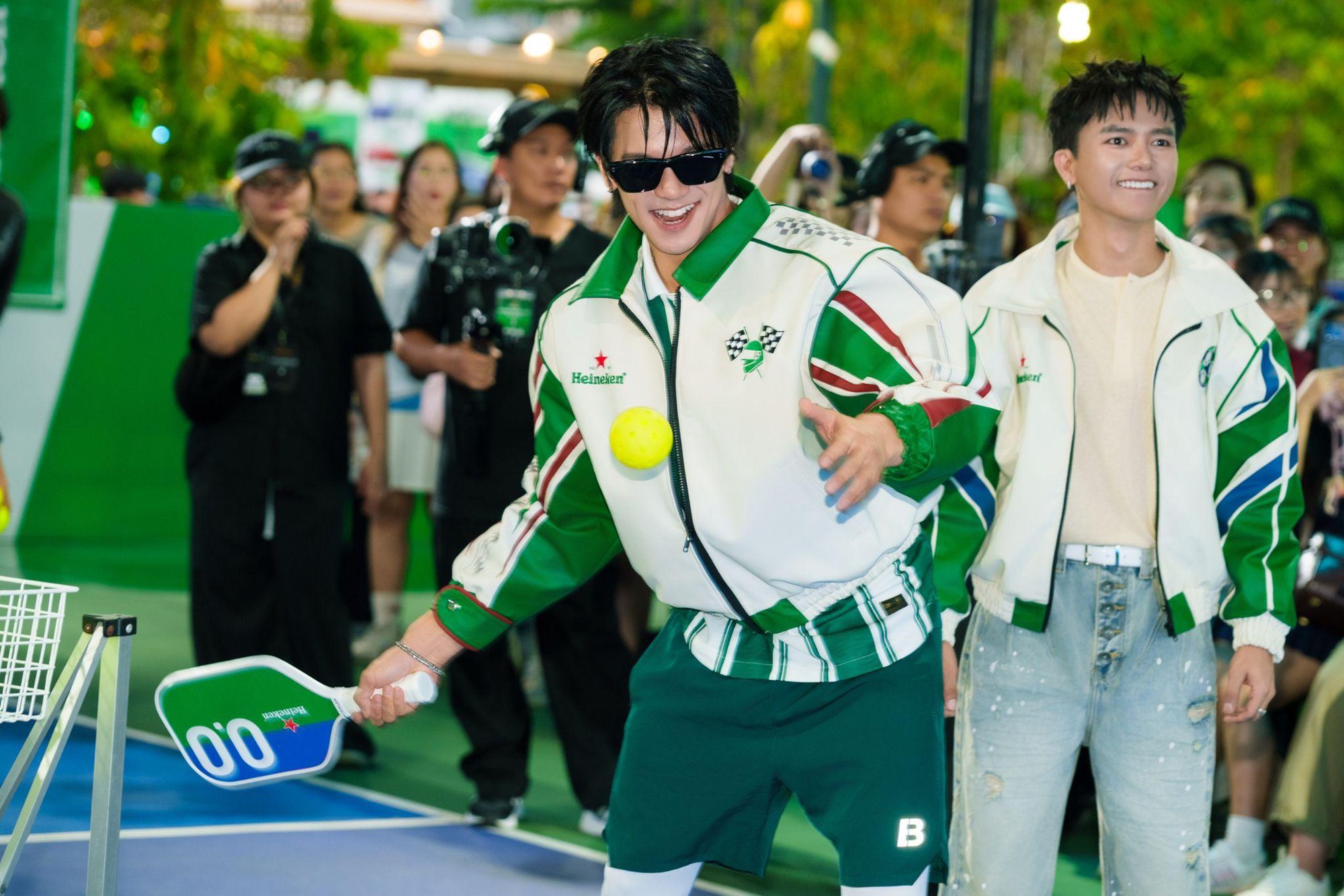 Charlie Puth: &ldquo;Kh&ocirc;ng kh&iacute; tại The World of Heineken&reg; tối nay thật sự b&ugrave;ng nổ. Việt Nam, cảm ơn c&aacute;c bạn v&igrave; một đ&ecirc;m tuyệt vời!&rdquo; - Ảnh 9.