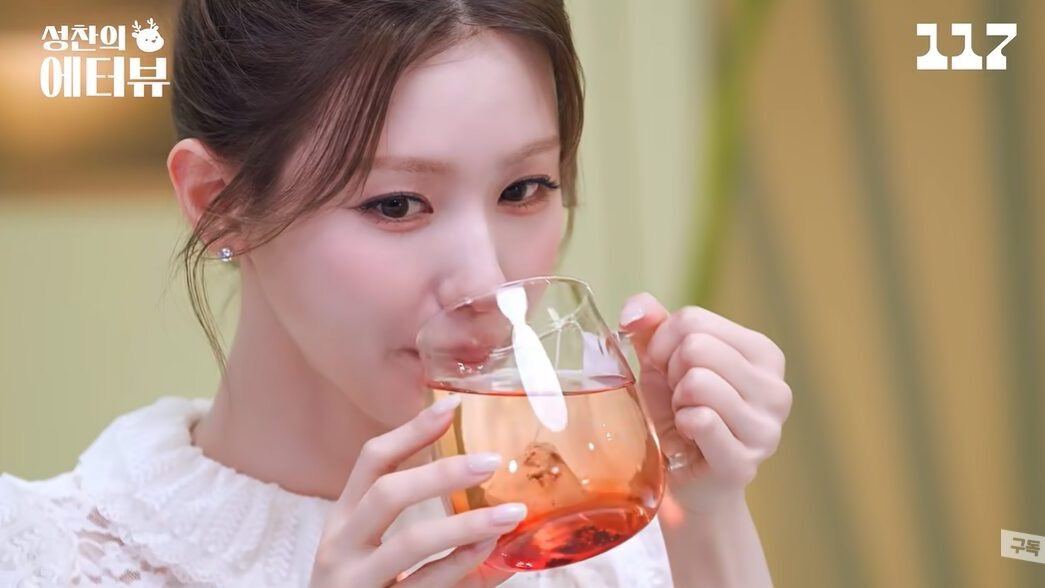 Thức uống m&agrave;u đỏ mỗi s&aacute;ng gi&uacute;p đối thủ của Jisoo kh&ocirc;ng vượt mức 45kg- Ảnh 2.