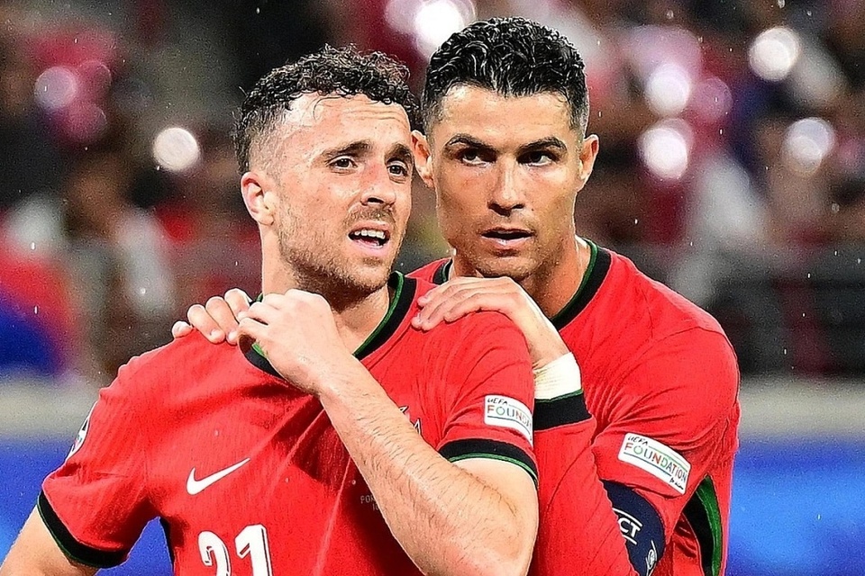 Ronaldo phẫn nộ, y&ecirc;u cầu cấm vĩnh viễn CĐV x&uacute;c phạm Ruben Neves v&agrave; cố cầu thủ Diogo Jota - Ảnh 2.