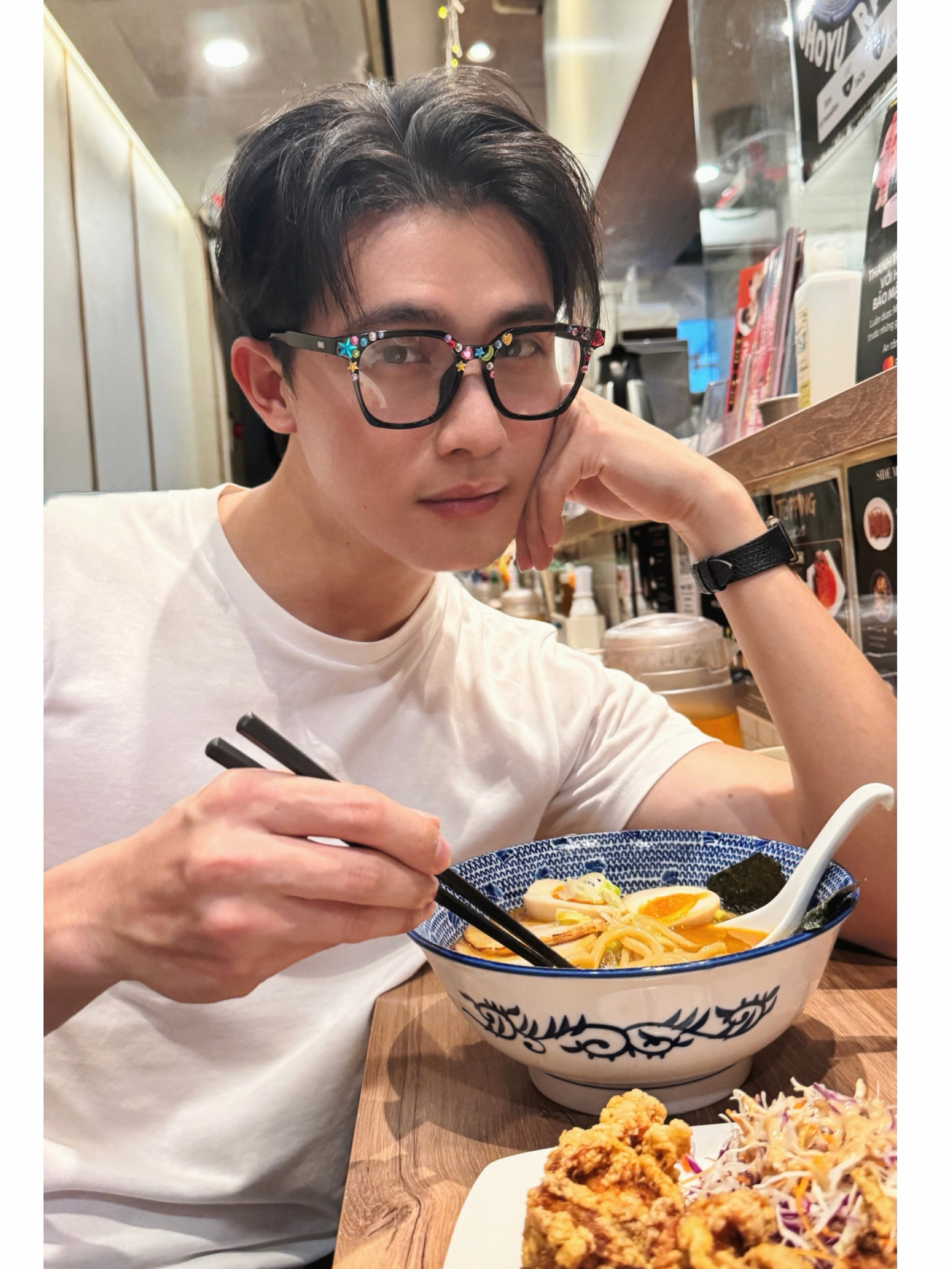 Phim Tết của Trấn Th&agrave;nh lộ diện nam ch&iacute;nh thứ 2: Đ&ocirc;i mắt ướt đẹp m&ecirc; hồn, t&igrave;nh tin đồn của nửa showbiz- Ảnh 3.