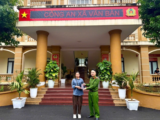 Ng&agrave;y 14/9, d&ugrave; trời mưa, một người phụ nữ vẫn ki&ecirc;n tr&igrave; đến c&ocirc;ng an tr&igrave;nh b&aacute;o sự việc: T&agrave;i khoản MB được chuyển 3.000.000 đồng- Ảnh 1.