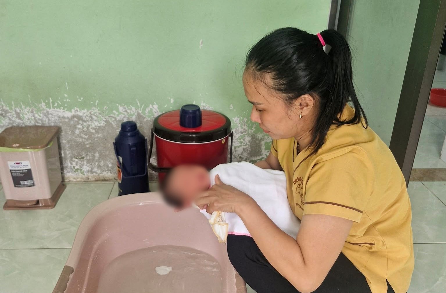 B&eacute; g&aacute;i sơ sinh bị bỏ trước cửa nh&agrave; d&acirc;n k&egrave;m mảnh giấy nhắn "mẹ l&agrave; sinh vi&ecirc;n lầm lỡ"- Ảnh 2.