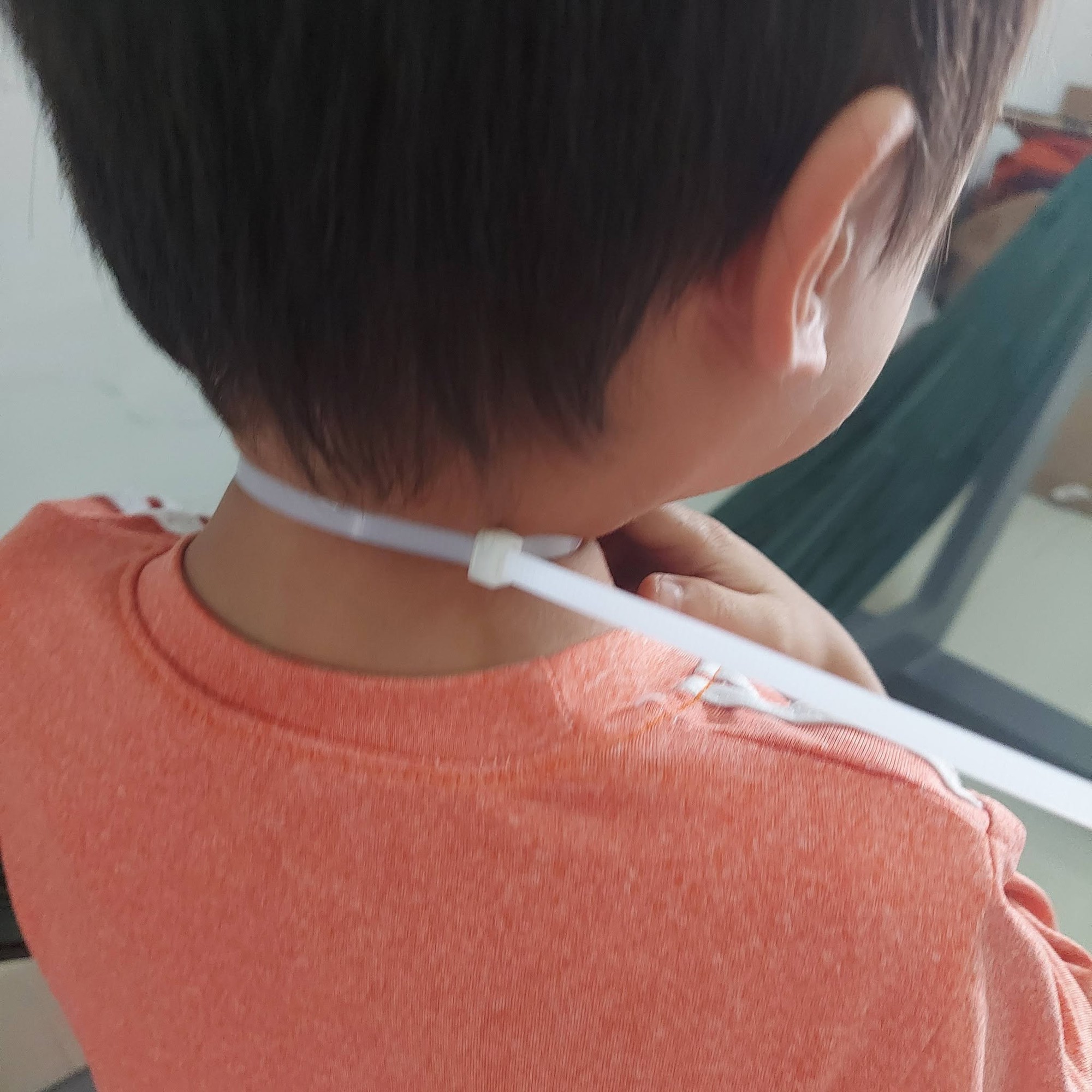Mẹ trẻ chia sẻ phen "đứng tim" khi thấy con trai bị d&acirc;y r&uacute;t nhựa siết chặt cổ- Ảnh 1.