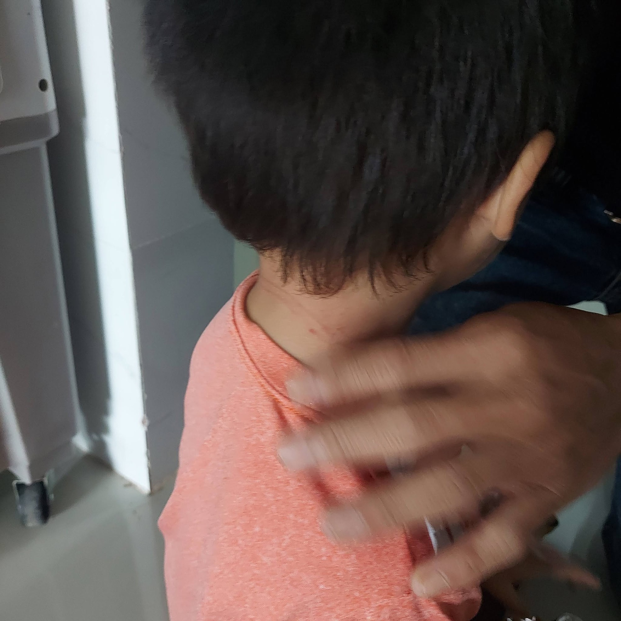 Mẹ trẻ chia sẻ phen "đứng tim" khi thấy con trai bị d&acirc;y r&uacute;t nhựa siết chặt cổ- Ảnh 3.