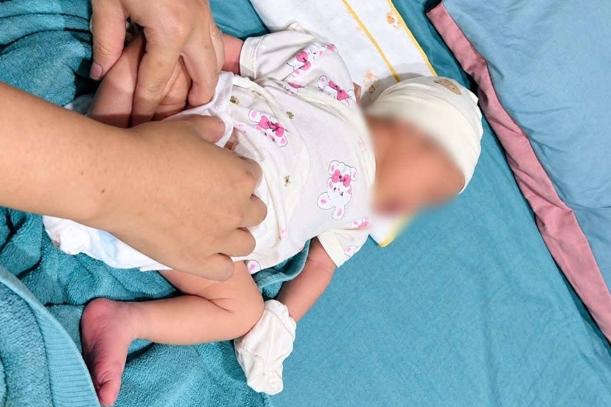 B&eacute; g&aacute;i sơ sinh bị bỏ trước cửa nh&agrave; d&acirc;n k&egrave;m mảnh giấy nhắn "mẹ l&agrave; sinh vi&ecirc;n lầm lỡ"- Ảnh 1.