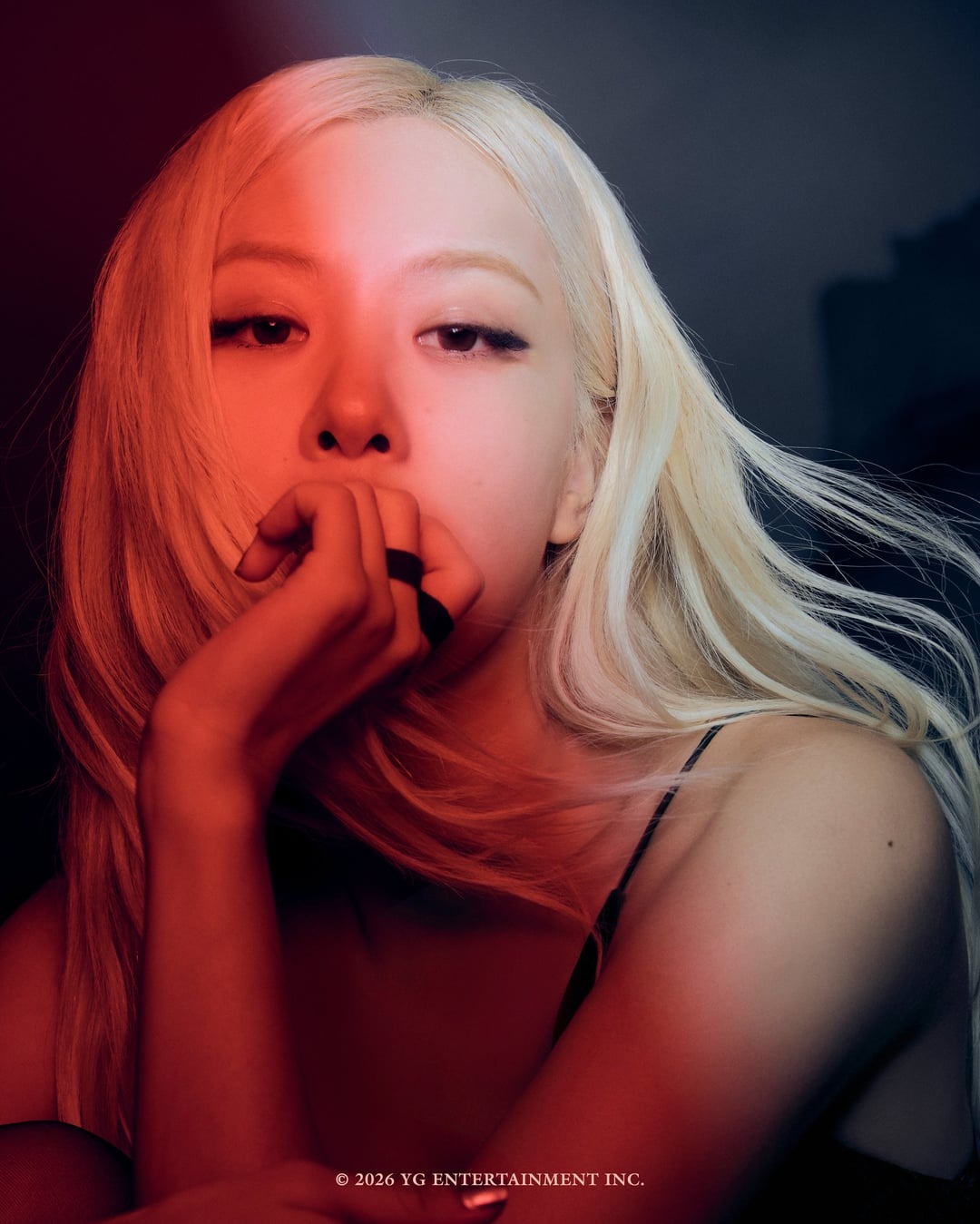 Ros&eacute; (BLACKPINK) "flex" iPhone 18 đỏ burgundy, đập tan nghi vấn d&ugrave;ng AI chỉnh ảnh- Ảnh 7.