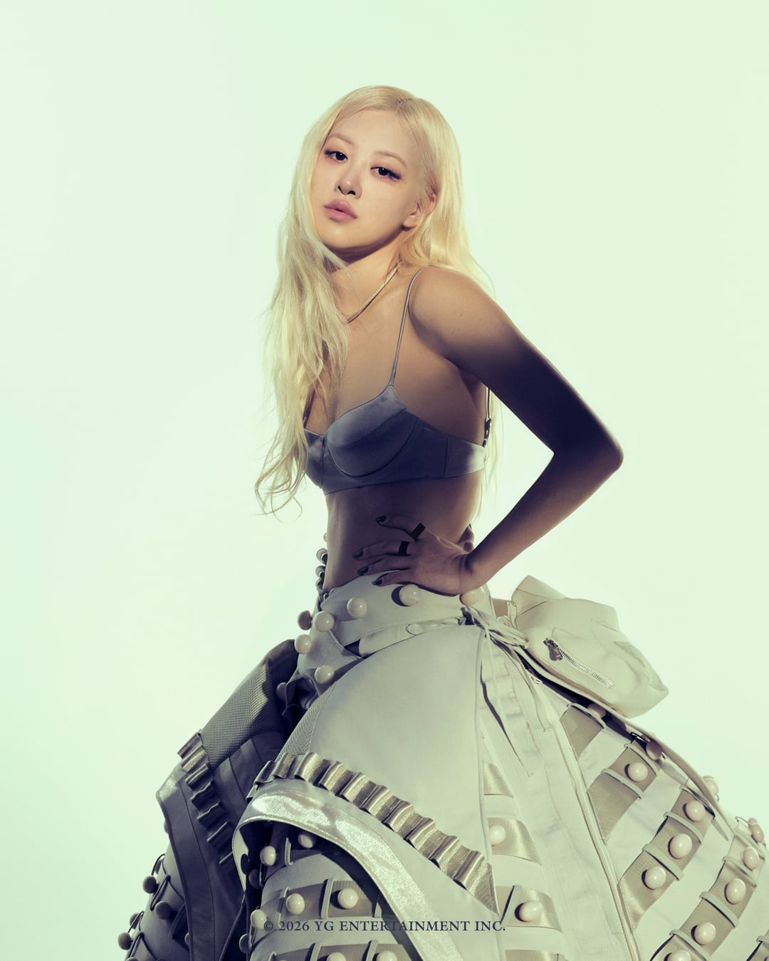 Ros&eacute; (BLACKPINK) "flex" iPhone 18 đỏ burgundy, đập tan nghi vấn d&ugrave;ng AI chỉnh ảnh- Ảnh 8.