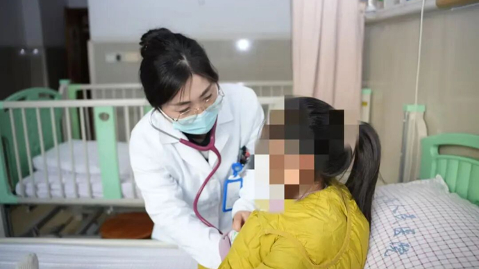 B&eacute; g&aacute;i sốt 39,3 độ C suốt 2 ng&agrave;y, nhập viện mới ph&aacute;t hiện thủ phạm l&agrave; 1 miếng băng c&aacute; nh&acirc;n- Ảnh 1.