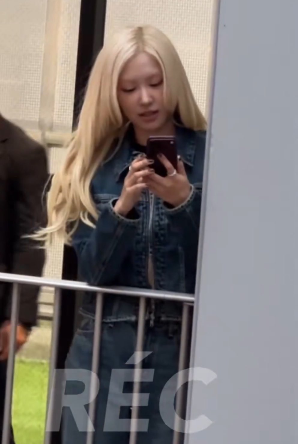 Ros&eacute; (BLACKPINK) "flex" iPhone 18 đỏ burgundy, đập tan nghi vấn d&ugrave;ng AI chỉnh ảnh- Ảnh 2.