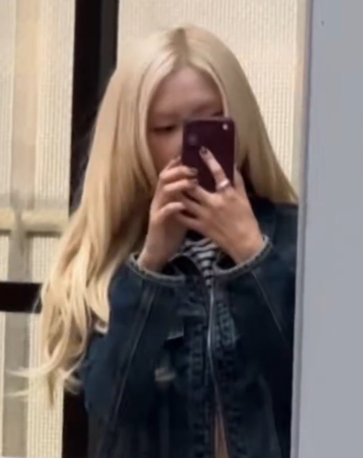Ros&eacute; (BLACKPINK) "flex" iPhone 18 đỏ burgundy, đập tan nghi vấn d&ugrave;ng AI chỉnh ảnh- Ảnh 3.