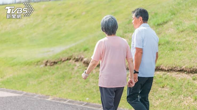 C&oacute; c&aacute;ch n&agrave;o giảm mỡ m&aacute;u m&agrave; kh&ocirc;ng cần tập thể dục cường độ cao? Đi bộ nhanh như thế n&agrave;y mỗi tuần rất hiệu quả- Ảnh 2.