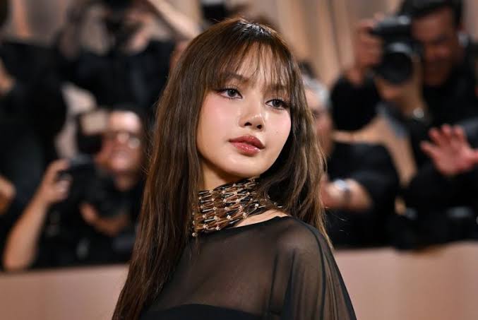 Lisa (BLACKPINK) xin lỗi v&igrave; ph&acirc;n biệt chủng tộc, phản ứng của netizen mới l&agrave; điều bất ngờ- Ảnh 1.