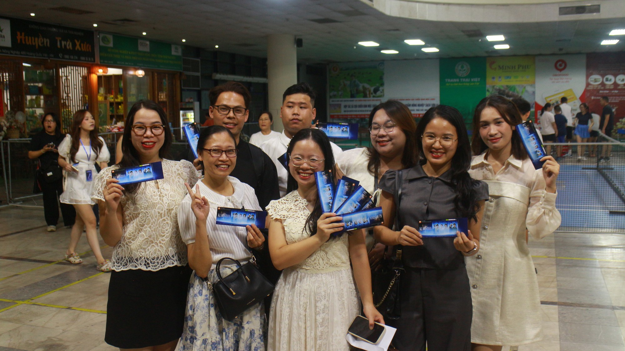 Nam thanh nữ t&uacute; Chuy&ecirc;n Sư phạm x&uacute;ng x&iacute;nh dự Prom Night, biến thảm đỏ th&agrave;nh s&agrave;n diễn - Ảnh 9.