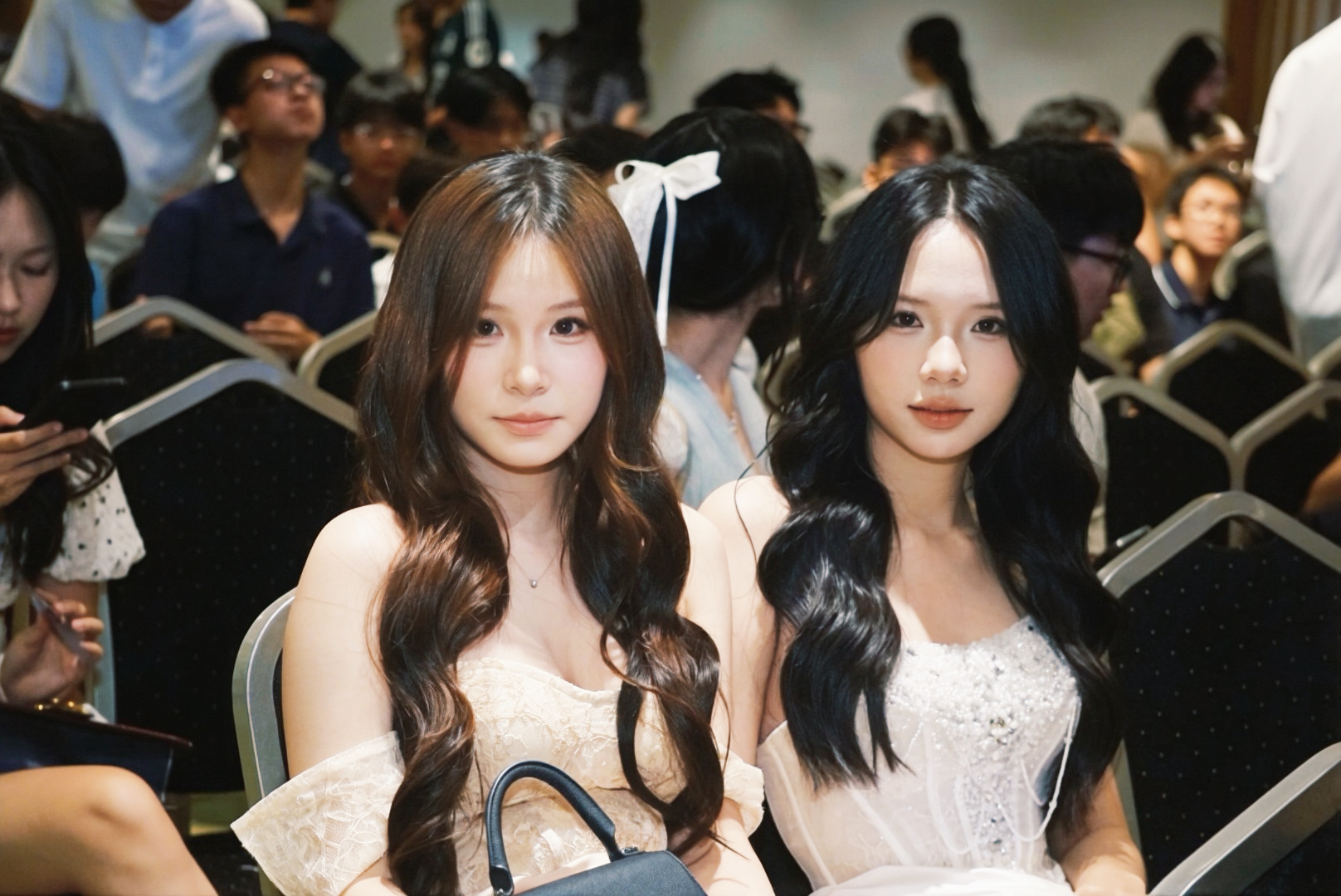 Nam thanh nữ t&uacute; Chuy&ecirc;n Sư phạm x&uacute;ng x&iacute;nh dự Prom Night, biến thảm đỏ th&agrave;nh s&agrave;n diễn - Ảnh 4.