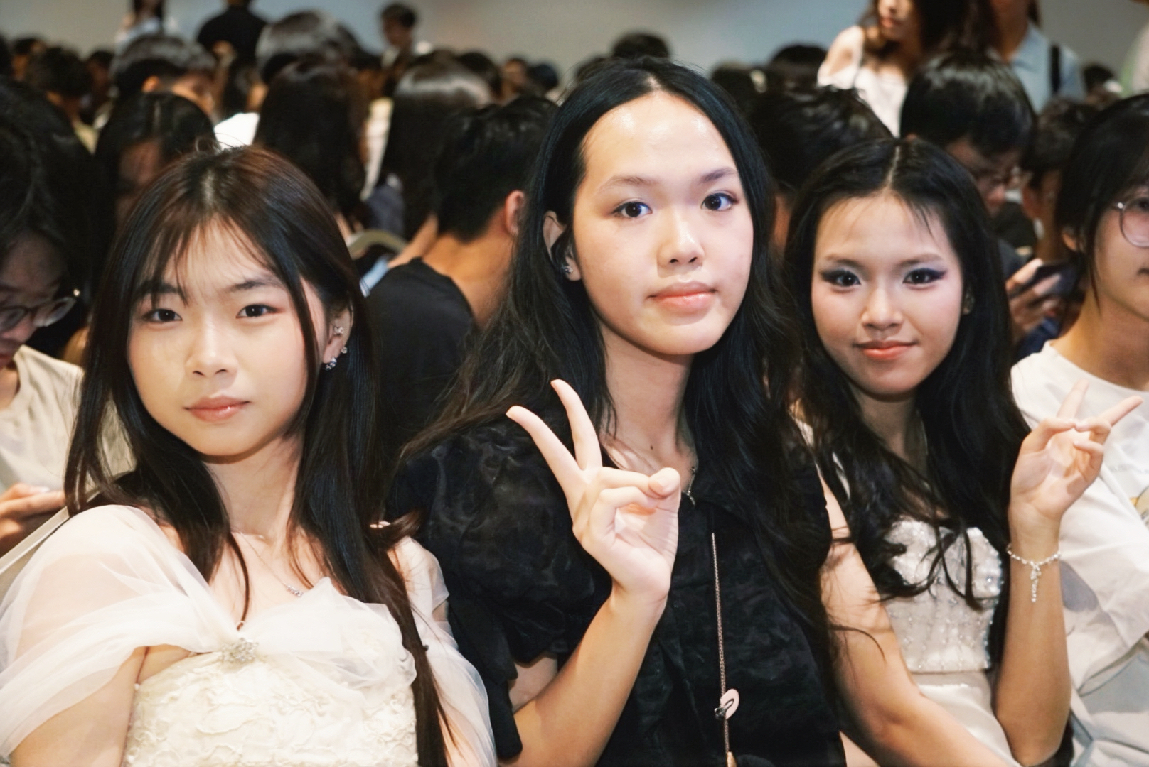 Nam thanh nữ t&uacute; Chuy&ecirc;n Sư phạm x&uacute;ng x&iacute;nh dự Prom Night, biến thảm đỏ th&agrave;nh s&agrave;n diễn - Ảnh 7.