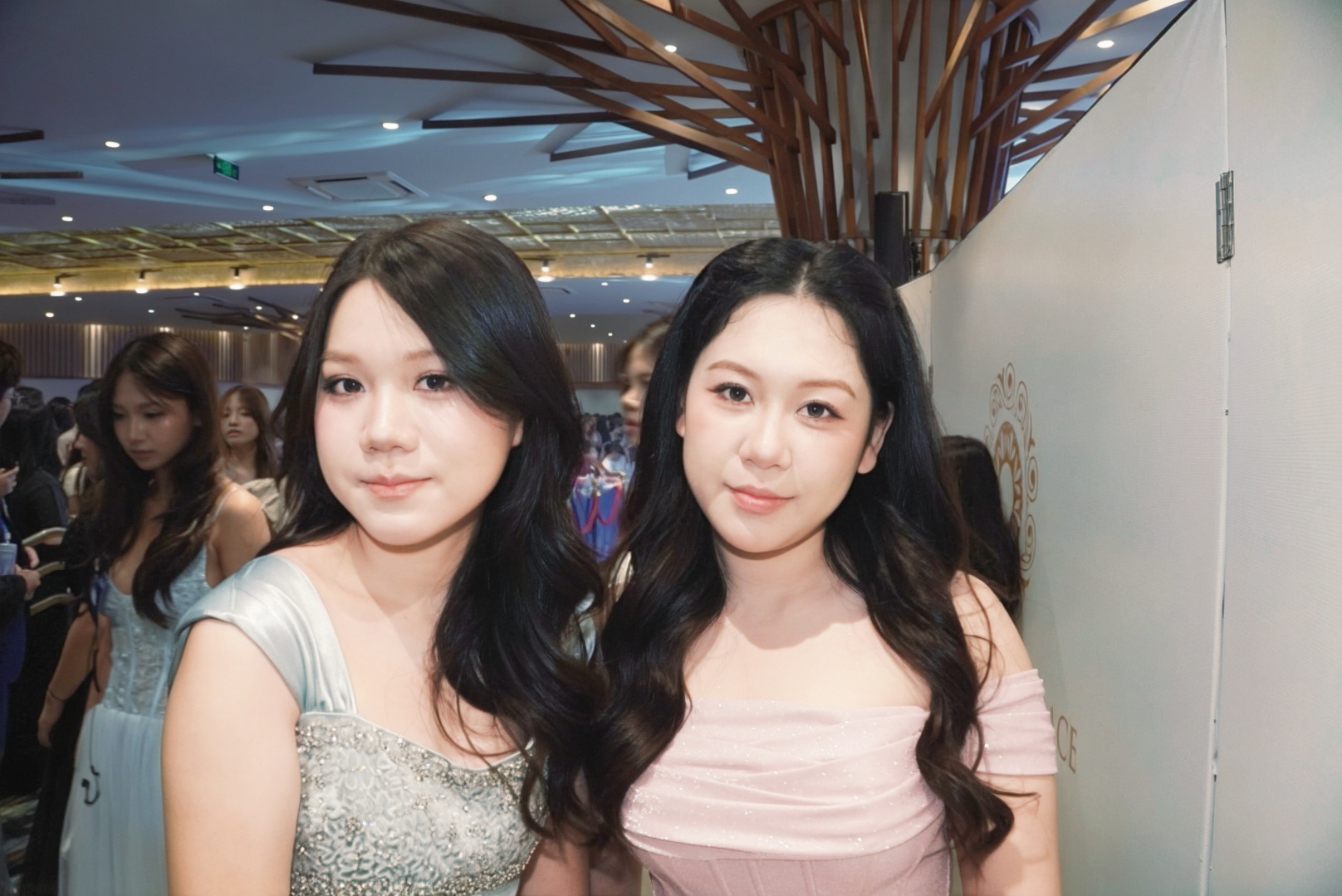 Nam thanh nữ t&uacute; Chuy&ecirc;n Sư phạm x&uacute;ng x&iacute;nh dự Prom Night, biến thảm đỏ th&agrave;nh s&agrave;n diễn - Ảnh 6.