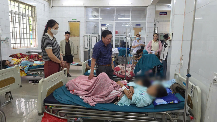 Nghi ngộ độc tập thể sau khi ăn b&aacute;nh m&igrave; ở Quảng Trị: Th&ecirc;m 20 người nhập viện- Ảnh 1.