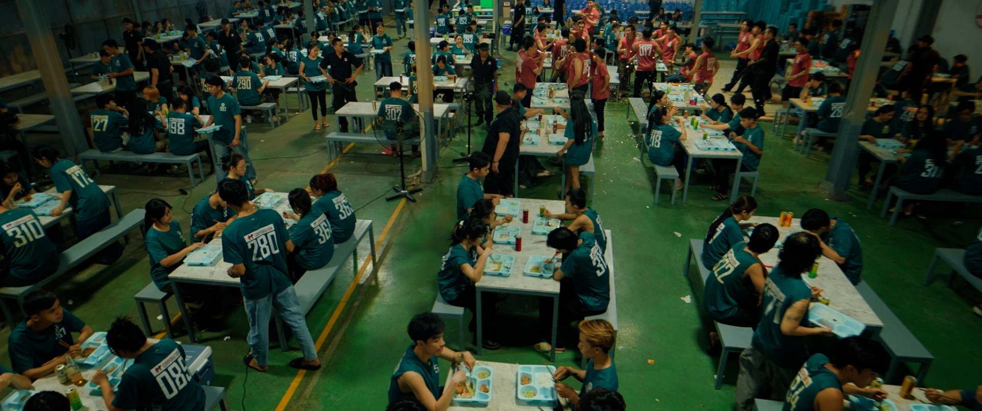 Việt Nam mới c&oacute; một phim sinh tồn qu&aacute; khủng: 700 con người bị nhốt 1 chỗ, Squid Game thứ 2 l&agrave; c&aacute;i chắc- Ảnh 1.