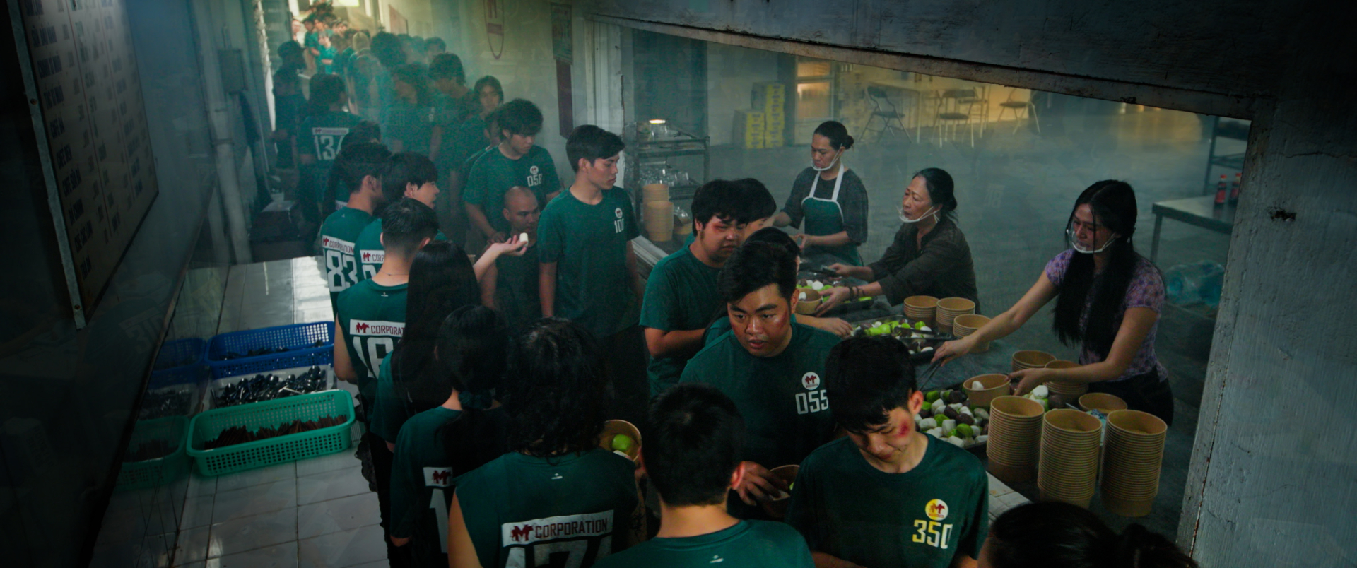 Việt Nam mới c&oacute; một phim sinh tồn qu&aacute; khủng: 700 con người bị nhốt 1 chỗ, Squid Game thứ 2 l&agrave; c&aacute;i chắc- Ảnh 2.