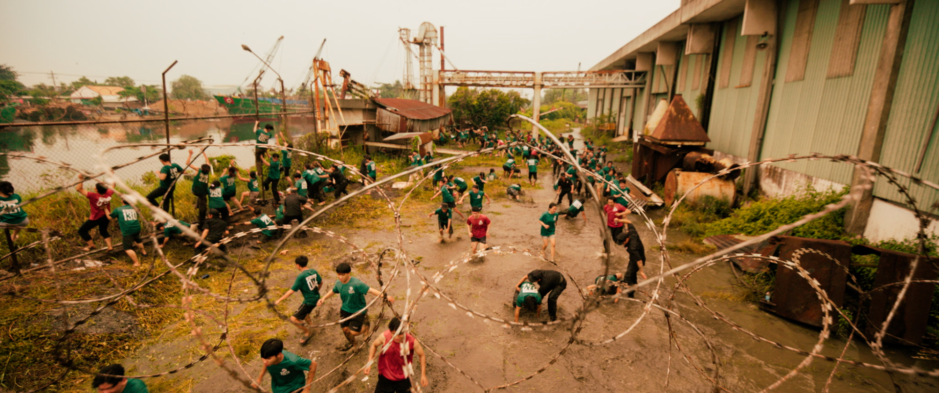Việt Nam mới c&oacute; một phim sinh tồn qu&aacute; khủng: 700 con người bị nhốt 1 chỗ, Squid Game thứ 2 l&agrave; c&aacute;i chắc- Ảnh 8.