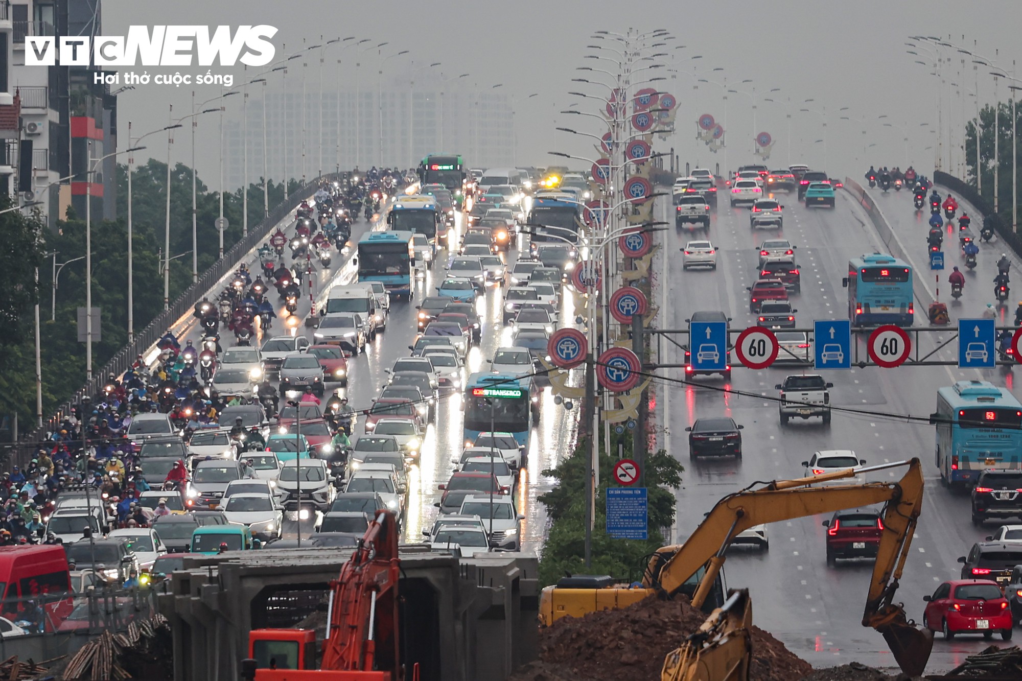 H&agrave; Nội mưa lớn giờ tan tầm, c&aacute;c cầu qua s&ocirc;ng Hồng tắc nghẹt- Ảnh 6.