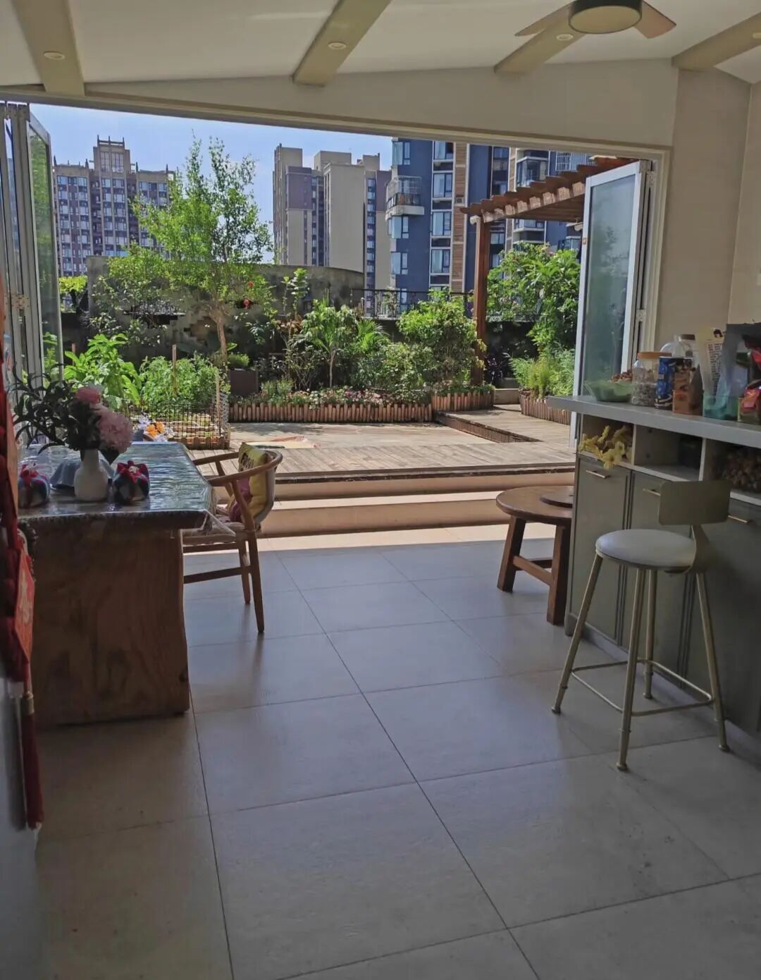 Ai cũng khuy&ecirc;n đừng mua căn hộ tầng cao nhất, t&ocirc;i vẫn xuống tiền: 3 năm sau mới hiểu 5 điều kh&ocirc;ng tầng n&agrave;o c&oacute; được - Ảnh 3.