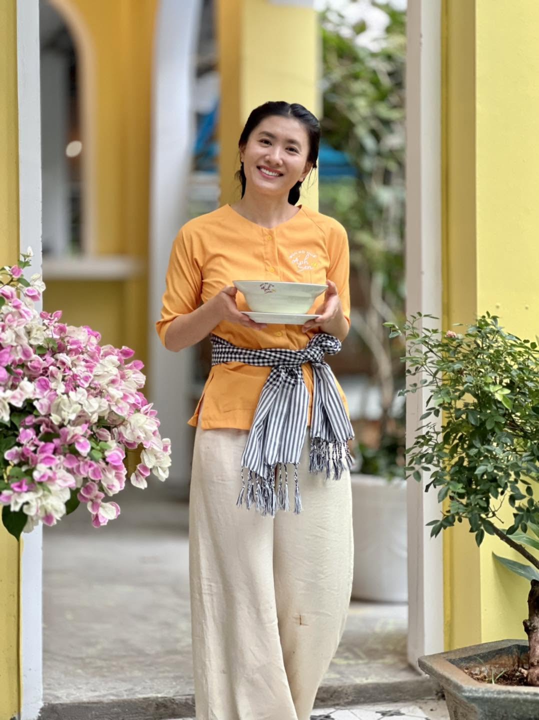 Nữ diễn vi&ecirc;n đ&igrave;nh đ&aacute;m đi b&aacute;n b&uacute;n b&ograve; Huế ở đường số 6, phường T&acirc;n Phong, TP.HCM- Ảnh 2.