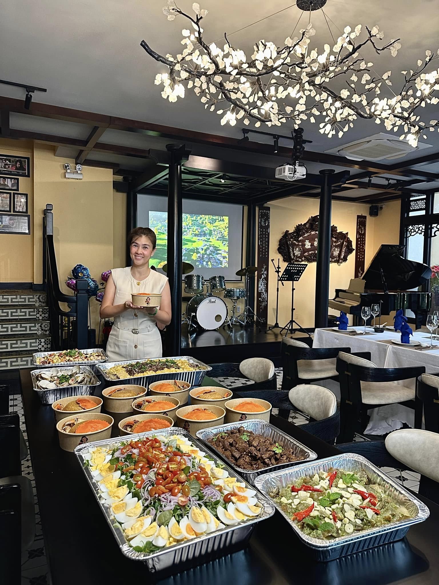Nữ diễn vi&ecirc;n đ&igrave;nh đ&aacute;m bỏ showbiz đi b&aacute;n x&ocirc;i cua ở đường Nguyễn Lương Bằng, TP.HCM- Ảnh 4.